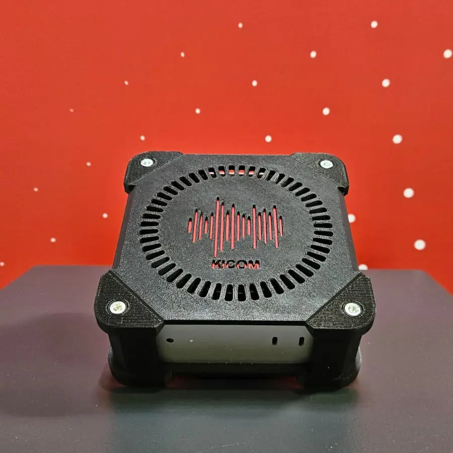 KICOM-Box Hardware für lokale KI-Verarbeitung - Offline-fähige Edge AI Lösung für Feuerwehr (KI-generiert)